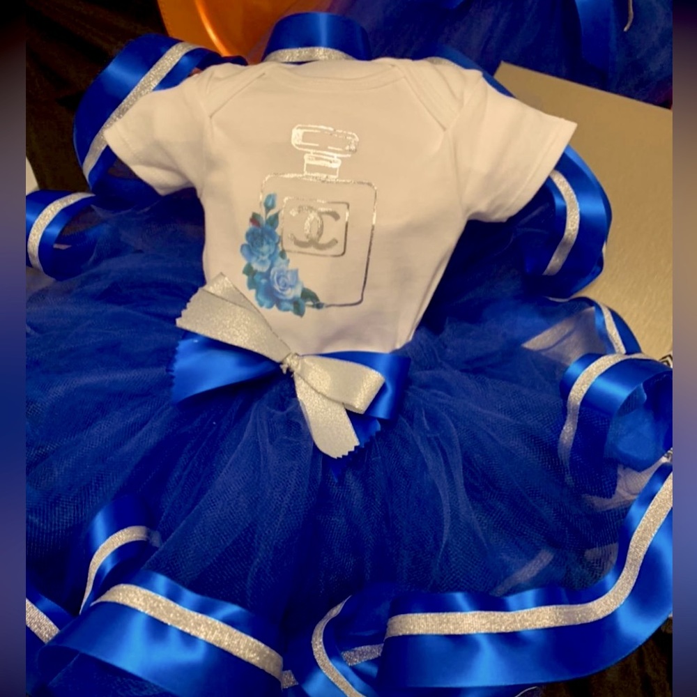 This luxury tutu set  brand-new comes with three pieces.